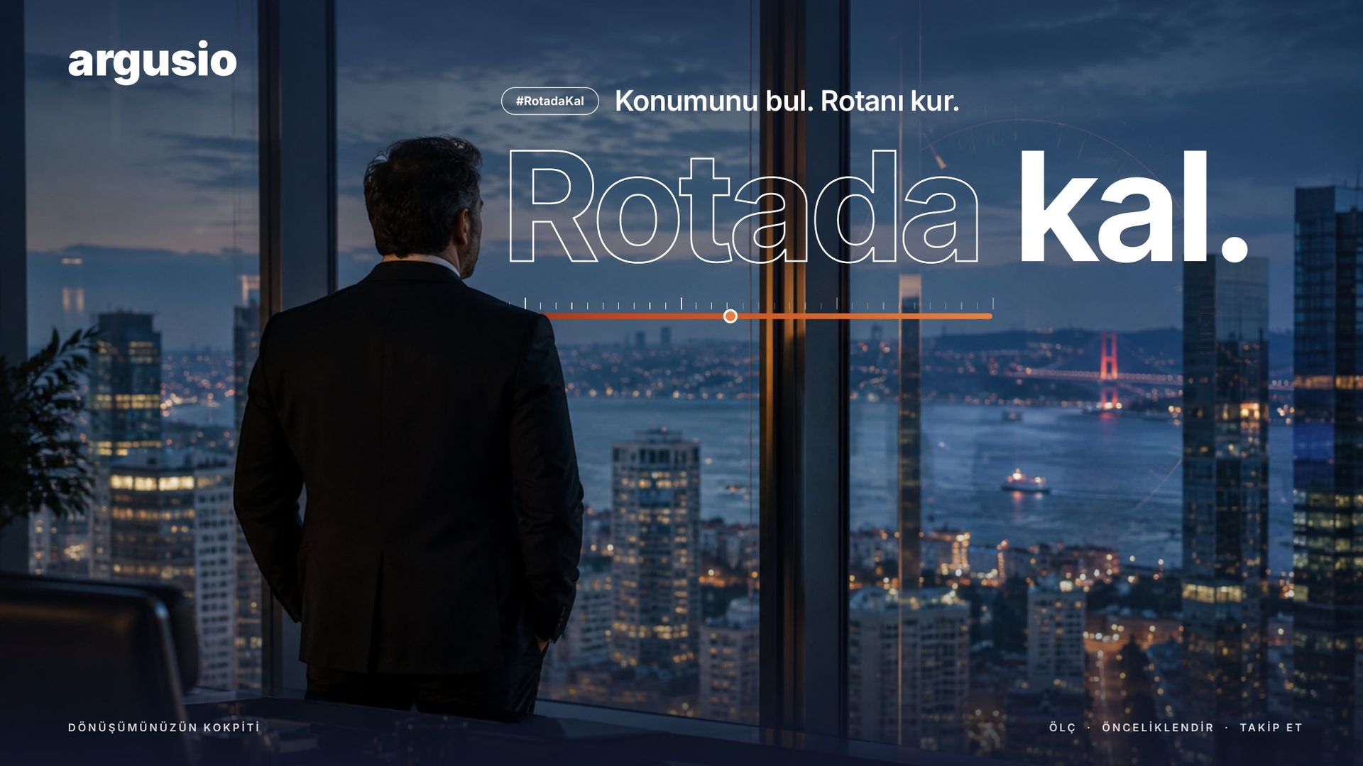 argusio sunum kapağı: gece İstanbul'a bakan bir yönetici, konturlu 'Rotada' ve dolu 'kal.'